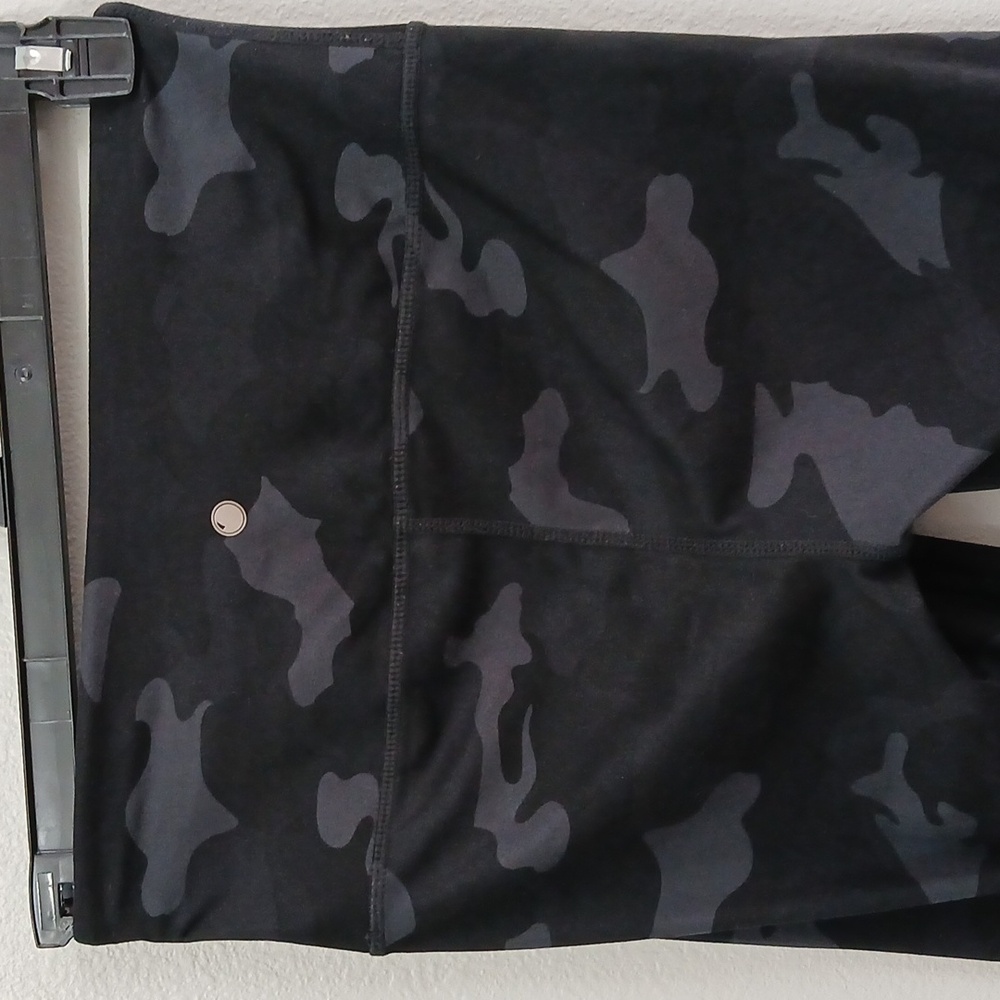 Yogalicious Lux Black Camo Leggings Size Small - Picture 8 of 8
